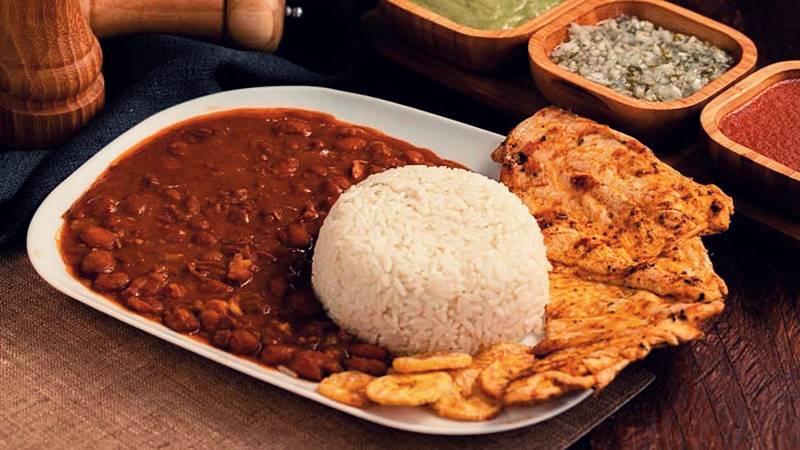 ecuadorian food, food in ecuador, street food in ecuador, food in south america, ecuadorian food, omg hostels, bolon ecuador